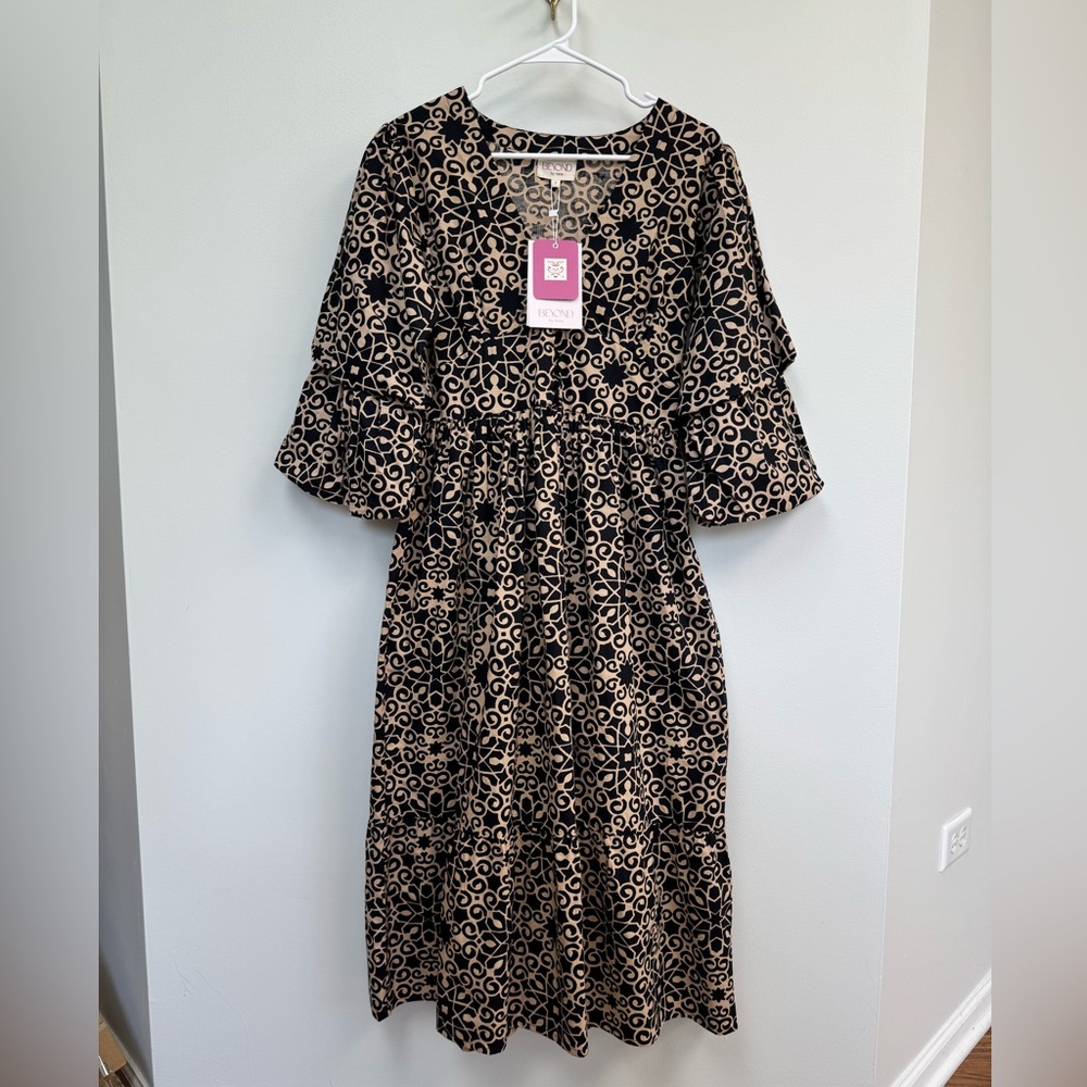 NWT Beyond by Vera Black and Tan Dress Small
